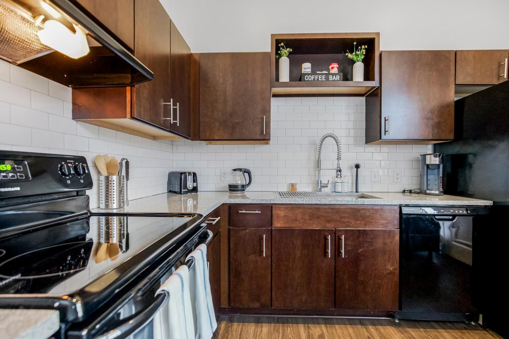 Classy 2br-parking, Rooftop,near Arrowhd & Tmobile