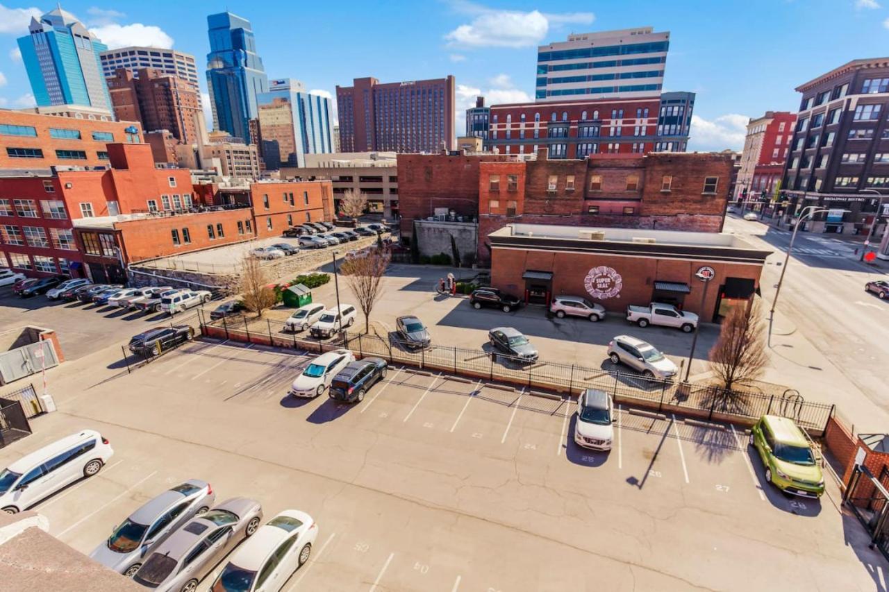 Classy 2br-parking, Rooftop,near Arrowhd & Tmobile Apartamento Kansas City