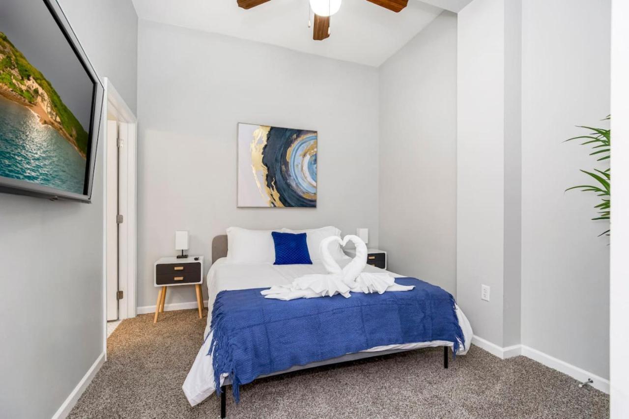 Classy 2br-parking, Rooftop,near Arrowhd & Tmobile * Kansas City