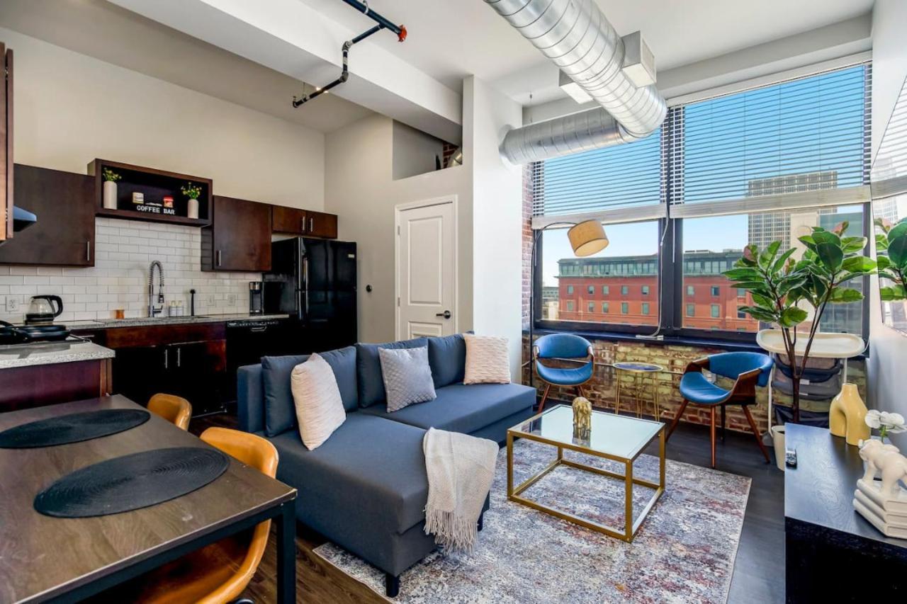 Classy 2br-parking, Rooftop,near Arrowhd & Tmobile * Kansas City